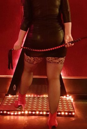 Λένα Έμπειρη ξανθιά