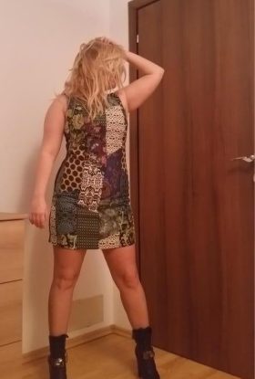 Λένα Έμπειρη ξανθιά