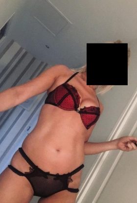 Είμαι 1,74, 56 κιλά πολύ σέξι παρουσία.